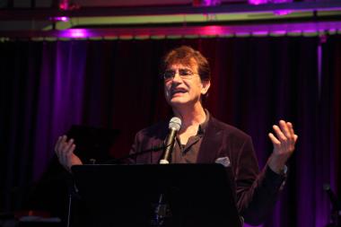 Gedichte, Gesang und viel Gestik: Schauspieler Ralf Melzow wandert mit den Besuchern durch die Welt der feinen Maschen.<br>Foto: LWL 