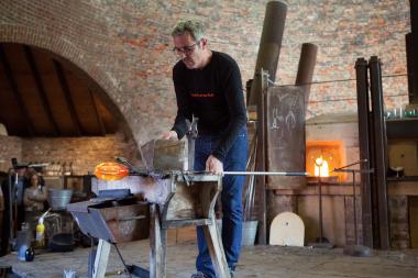 Glasmacher am Ofen im Glasturm.<br>Foto: Julia Brandt