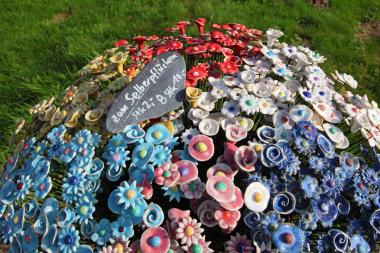 Blumen "zum Selberpflücken" gehören zum Angebot beim Töpfermarkt im Ziegeleimuseum.<br>Foto: LWL/Holtappels