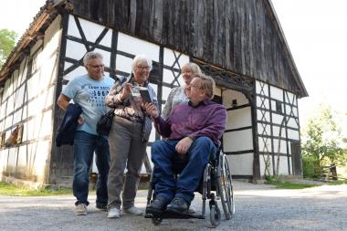 Christa Brune (Mitte) überreichte LWL-Sammlungsleiter Dr. Heinrich Stiewe das Gesindebuch ihrer Großmutter Emma Gerke und sah sich zusammen mit ihrer Tochter Anja Gerdtz und deren Ehemann Lüder den Westhellweghof an, auf dem ihre Oma ab 1905 gearbeitet hatte.<br>Foto: LWL/Klein