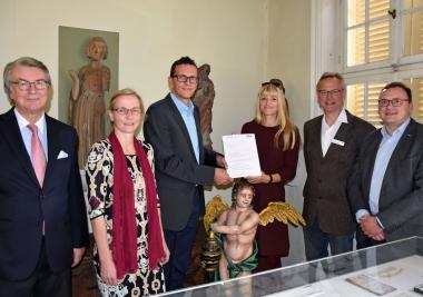 LWL-Kulturdezernentin Dr. Barbara Rüschoff-Parzinger (3.v.r.) übergab den Bewilligungsbescheid an Fachbereichsleiter Hartmut Neutzler (3.v.l.). Die Freude über die Unterstützung teilen (v.l.n.r): Fördervereinsvorsitzender Wilhelm Börskens, Museumsleiterin Dr. Christine Schönebeck, Wolfgang Streblow, Fachdienstleiter Kultur und Weiterbildung und Dr. Hauke-Hendrik Kutscher vom LWL-Museumsamt).<br>Foto: Stadt Lippstadt/Scharte