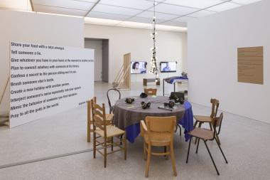 Einige Sammlungsräume der Gegenwartskunst hat das LWL-Museum für Kunst und Kultur umgestaltet: Koki Tanaka, Provisional Studies: Workshop #7: How to Live Together and Sharing the Unknown, Skulptur Projekte Münster 2017.<br>Foto: LWL/Christoph Steinweg