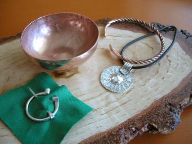 Beim Silberschmiedekurs können Jugendliche und Erwachsene Schmuck nach mittelalterlichen Vorbildern erstellen.<br>Foto: K.Schwämmle/Agil - Büro für angewandte Archäologie