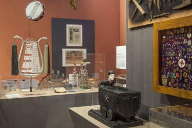 Einblick in die Ausstellung "Revierfolklore. Zwischen Heimatstolz und Kommerz".<br>Foto: LWL/Holtappels