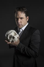 Christoph Tiemann lässt es an Halloween im Planetarium Münster grusselig werden.<br>Foto: LWL/Steinweg