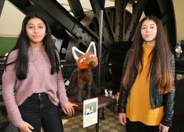 Livav (l., 11) und Lava (13) mit ihrem schlauen Fuchs bei der Präsentation in der Maschinenhalle.<br>Foto: LWL/Appelhans