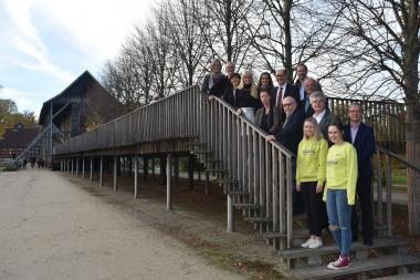 Teilnehmer der Feier in Bentlage mit LWL-Kulturdezernentin Dr. Barbara Rüschoff-Parzinger (4. v.l.), Landeskonservator Dr. Holger Mertens (6.v.l.) und Karl-Heinz Brauer, stellvertretender Bürgermeister der Stadt Rheine (3.v.r.).<br>Foto: LWL/Bodi