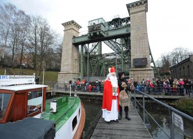 Sankt Nikolaus und sein Gehilfe im Schiffshebewerk Henrichenburg.<br>Foto: LWL/Appelhans