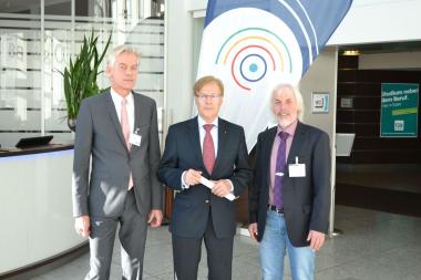 Georg Dodegge als Vorsitzender der ÜAG (l.) und Lothar Buddinger als Leiter der ÜAG-Arbeitsgruppe Zwang (r.) begrüßen NRW-Justizminister Peter Biesenbach, der die Fachtagung "Freiheit und (oder) Sicherheit - ein Widerspruch? Gedanken und Aspekte zu freiheitserhaltenden und freiheitsentziehenden Maßnahmen im Pflege- und Betreuungsalltag" eröffnete.<br>Foto: LWL/Fiedler