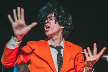 Ian Svenonius bietet im LWL-Museum für Kunst und Kultur ein schillerndes Konzert im Zeichen des Eskapismus.<br>Foto: Powerline Agency