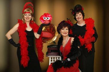 Mit Federboa und Grammophon: Die "Drei Damen mit M" gestalten die Adventsmatinee des Förderkreises im Textilwerk.<br>Foto: Drei Damen mit M