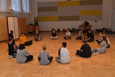 Zu Beginn des Workshops beschäftigten sich die Schülerinnen mit der Frage, was eigentlich Rhythmus bedeute.<br>Foto: LWL/Rütershoff.