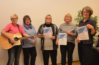 Am Sonntag, 25.11.18, lädt der LWL-Wohnverbund Warstein zum Internationalen Tag gegen Gewalt an Frauen ein. Mit dabei sind Bandleaderin von "The Connections" Michaela Ratte (v.l.), Leiterin des Wohnverbunds Warstein Doris Gerntke-Ehrenstein, Bewohner-Beiratsvorsitzende Michaela Finger, Gleichstellungsbeauftragte der Stadt Warstein Ursula Müller und Fachberaterin für Traumatologie Karla Seehausen.<br>Foto: LWL/Rütershoff.
