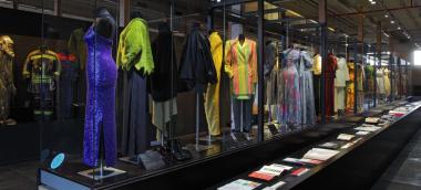 Bei der Familienführung im Textilwerk reisen kleine und große Besucher durch die Geschichte der Mode.<br>Foto: LWL 