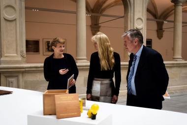 Stellten der Presse die Ausstellung mit Werken von Joseph Beuys im LWL-Museum für Kunst und Kultur vor: LWL-Kulturdezernentin Dr. Barbara Rüschoff-Parzinger (M.), Kuratorin Dr. Marianne Wagner und Museumsdirektor Dr. Hermann Arnhold. Im Vordergrund: Joseph Beuys, Capri-Batterie, 1985, Schenkung Ingrid und Manfred Rotert<br>© VG Bild-Kunst, Bonn 2018.<br>Foto: LWL/Meike Reiners