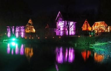Zum Museumsadvent im LWL-Freilichtmuseum Detmold wird das Paderborner Dorf in farbiges Licht getaucht.<br>Foto: LWL/Jähne