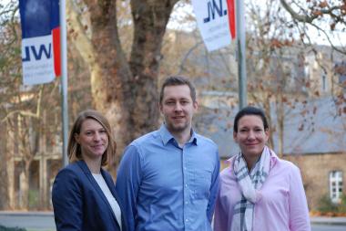 Haben ihren neuen Job in den LWL-Kliniken Lippstadt und Warstein angetreten: (v.l.) Johanna Süllentrop, David Holtkamp, Nikola Sohn.&lt;br&gt;Foto: LWL 