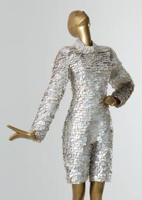"Fly Me to the Moon" nennt Stephan Hann dieses Kleid aus Tetra Pak, das neben anderen Modellen ab Mai im Textilwerk Bocholt zu sehen ist.<br>Foto: Maik Kern