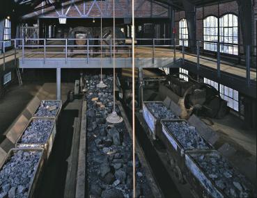 Blick in die Schachthalle der Zeche Zollern. Die Arbeit an den Lesebändern war harte Maloche.<br>Foto: LWL