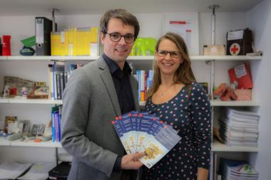 Professor Dr. Dr. Martin Holtmann (l.) und Professorin Dr. Tanja Legenbauer haben zur Fachveranstaltung "Jugend und Sucht" in die LWL-Universitätsklinik Hamm eingeladen und diskutieren neue Behandlungskonzepte wie achtsamkeitsbasierte Therapie in der Behandlung suchterkrankter Jugendlicher.<br>Foto: LWL