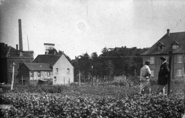 Blick auf Schacht 4 der Zeche Zollern von einem Garten an der Bockenfelder Straße, um 1929.<br>Foto: privat