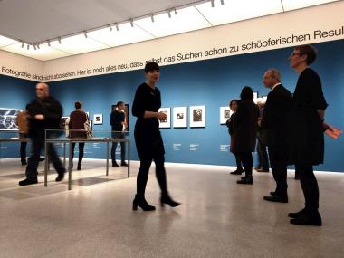 Kuratorin Kristin Bartels gibt Einblicke in die Ausstellung "Bauhaus und Amerika".<br>Foto: LWL/Judith Frey