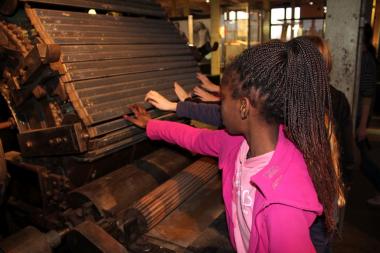 Anfassen erlaubt: Schüler entdecken im Bocholter Industriemuseum die Welt der Textilien.<br>Foto: LWL