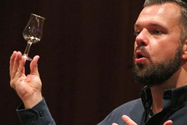 Sebastian Büssing hilft bei der Auswahl des richtigen Whiskeys.<br>Foto: Büssing