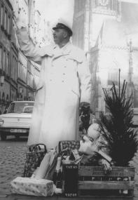 Bis Ende der 1960er Jahre überreichten die Autofahrer den Verkehrspolizisten auf dem Prinzipalmarkt in Münster als Dankeschön für Ihre Arbeit Weihnachtsgeschenke.<br>Foto: Obermeier/ LWL-Volkskundearchiv