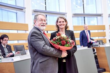Der Vorsitzende der LWL-Landschaftsversammlung, Dieter Gebhard, gratulierte Judith Pirscher nach ihrer Wiederwahl als Dezernentin.<br>Foto: LWL/Reschabek