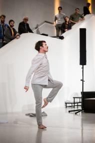 Isaac Spencer tanzt im Foyer des LWL-Museums für Kunst und Kultur,<br>Foto: LWL/Christoph Steinweg