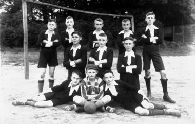 Die Fußballmannschaft des katholischen Sportverbands "Deutsche Jugendkraft" im west-fälischen Raesfeld steht für den Katholizismus als ein prägendes Milieu in der Weimarer Republik.<br>Foto: LWL-Medienzentrum für Westfalen/Böckenhoff