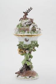 Teil der neuen Kunsthandwerksvitrine im LWL-Museum: Der Jagdpokal stammt aus der Mitte des 18. Jahrhunderts und gehört zu den ausgestellten Glanzstücken.<br>Foto: LWL/Sabine Ahlbrand-Dornseif