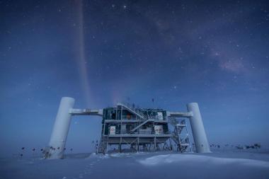 Mit Hilfe des sogenannten "IceCubes"; versuchen Forscher in der Antarktis kosmische Prozesse besser zu verstehen.<br>Foto: Felipe Pedreros/IceCube/NSF