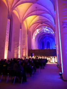 Das Detmolder Posaunenquartett lässt in der historischen Kirche Werke von Ludwig van Beethoven bis Claude Debussy mit erklingen. Eine dynamische Lichtinszenierung taucht die spätgotische Architektur des Kircheninneren in eine stimmungsvolle Atmosphäre.<br>Foto: LWL/Alexandra Buterus