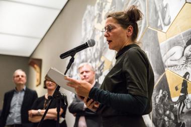 Die Künstlerin Anke Feuchtenberger stellt im Gespräch mit FAZ-Redakteur Andreas Platthaus den Comic-Altar im LWL-Museum für Kunst und Kultur vor.<br>Foto: LWL/Christoph Steinweg