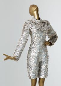 Aus Tetra Pak hat Stephan Hann dieses Kleid mit dem Titel "Fly Me to the Moon" geschaffen.<br>Foto: tim/ Maik Kern