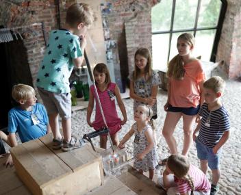 Glasmachen ist anstrengend - das können Kinder im Glasturm am Modell selbst ausprobieren.<br>Foto: LWL/Lehn