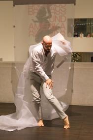 Matthias Markstein ist einer der beiden Tänzer der Performance "MESH", die anlässlich der Ausstellung "Bauhaus und Amerika" entstand.<br>Foto: Hartmut Maier