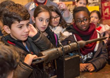 Anfassen und Ausprobieren: Bei der Führung am Sonntag im LWL-Industriemuseum Zeche Zollen erkunden Familien mit Kindern das Bergwerk spielerisch.<br>Foto: LWL/Holtappels