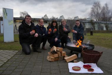Die Führung "Feierabend" beginnt mit einem römischen Umtrunk am Lagerfeuer.<br>Foto: LWL/N. Wolpert