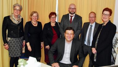 Mathias Richter (vorne), LWL-Direktor Matthias Löb (2.v.r.), Birgit Westers (ganz r.), Gabriele Mauermann (3.v.l.), Marco Müller (3.v.r.), Marie Theresia Küppers (ganz l.) und Angelika Paas-Otoo (2.v.l.). <br>Foto: LWL/Fechtner <br><b><i>Die ausführliche Bildzeile finden Sie am Ende dieser Pressemitteilung! <br></b></i>