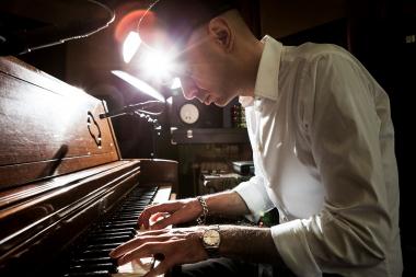 Der Berliner Pianist und Komponist Malakoff Kowalski ist zu Gast im LWL-Museum für Kunst und Kultur in Münster.<br>Foto: Julija Goyd