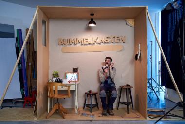 Der Auftritt der Ein-Mann-Band Bummelkasten ist der Höhepunkt des Familientages.<br>© Steffen Jaenicke