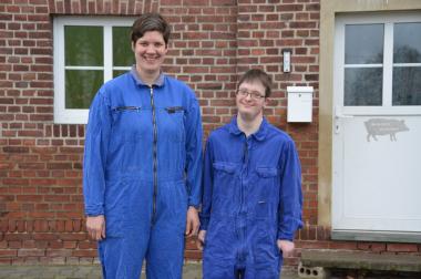 Betriebsleiterin Silke Witte (l.) ebnete Tobias Koddebusch den Weg zum landwirtschaftlichen Helfer.<br>Foto: LWL/Busch