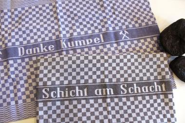 "Schicht am Schacht" und "Danke Kumpel": Grubentücher aus dem Textilwerk Bocholt.<br>Foto: LWL