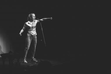 Die Poetry-Slammerin Ella Anschein in Aktion.<br>© Unterharnscheidt Fotografie
