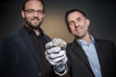 Museumsdirektor Dr. Jan Ole Kriegs (li.) und Planetariumsleiter Dr. Björn Voss freuen sich, den Mondmeteoriten den Museumsbesuchern zeigen zu können.<br>Foto: LWL/Steinweg