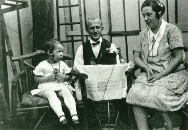 Vielfach selbstgefertigte Detektorgeräte ermöglichten Mitte der 1920er Jahre den Radioempfang über Kopfhörer wie hier bei einer Familie aus dem Kreis Recklinghausen 1927.<br>Foto: LWL Volkskundearchiv