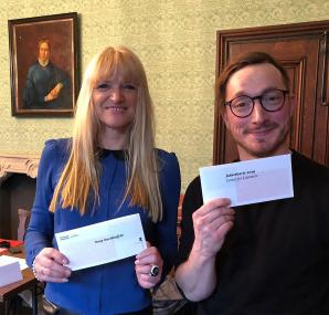 Dr. Barbara Rüschoff-Parzinger, Vorsitzende der Annette von Droste zu Hülshoff-Stiftung, und Dr. Jörg Albrecht, künstlerischer Leiter Center for Literature, präsentieren das Jahresprogramm für 2019.<br>Foto: Burg Hülshoff 